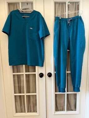 Men’s Large Purple Plum Scrubs Set w/ Tansen Joggers EUC